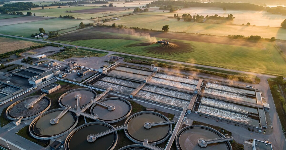 Wastewater treatment facility with biosolids land application